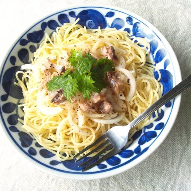 薄切り玉ねぎと鯖缶の、和風和えパスタ