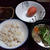 味噌汁と卵かけご飯ともずく酢