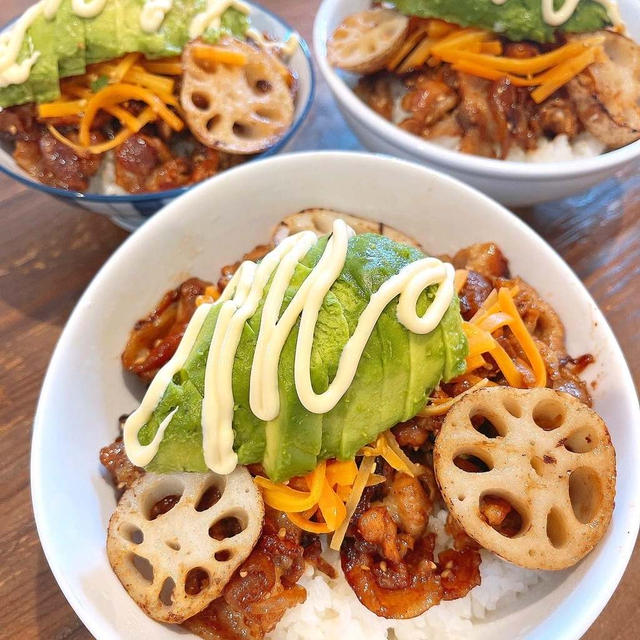 ランチは豚カルビとナムルのアボカド丼です！！