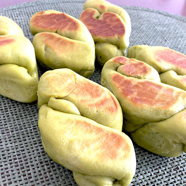 新緑の季節にお茶とも合う「和の抹茶ツイストパン」レシピのご紹介です