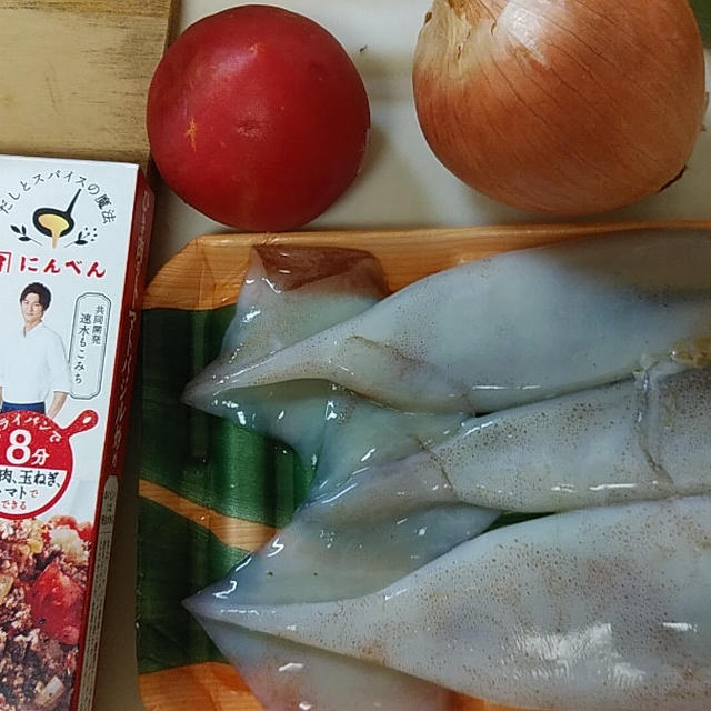 にんべん　だしとスパイスの魔法シリーズ：イカのトマトバジル炒め