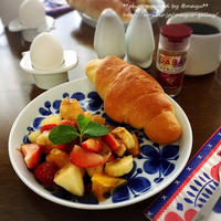 笑顔になる朝ごはんはフルーツのカポナータ仕立てとスパイスで。スマイル～♪チャップリン誕生の日。
