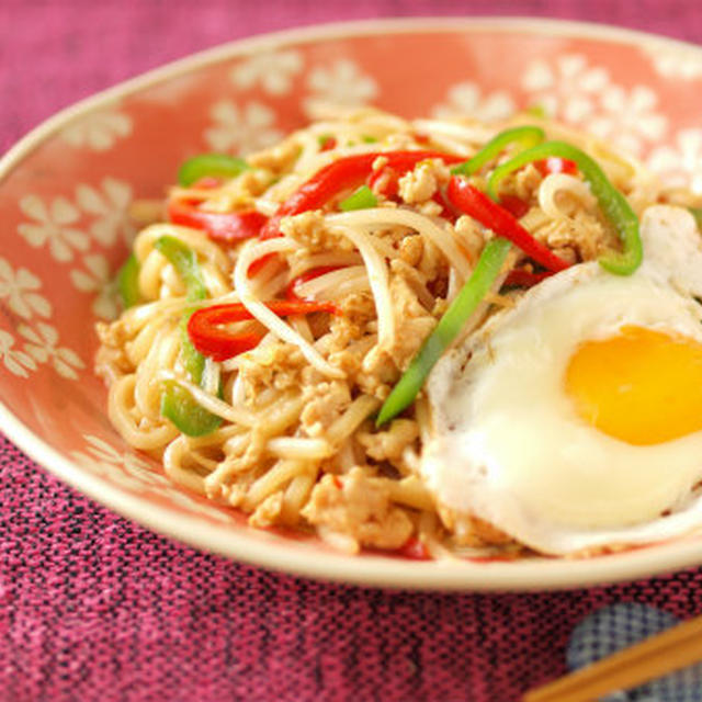 エスニックな焼きうどん　ちょっとガバオ風