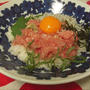 洋風マグロ丼・クルーヌクッキアの器に盛り付け