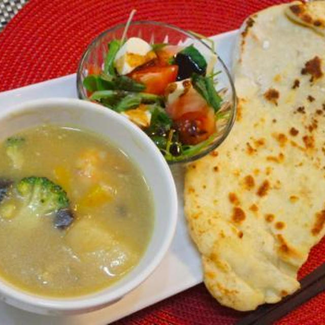 i-kitchen グリーンカレー（海老・茄子・パプリカ）と手作りナン♪