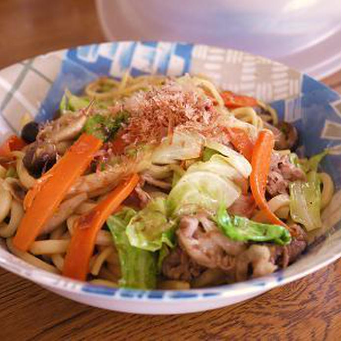 大皿に盛られている焼きうどん