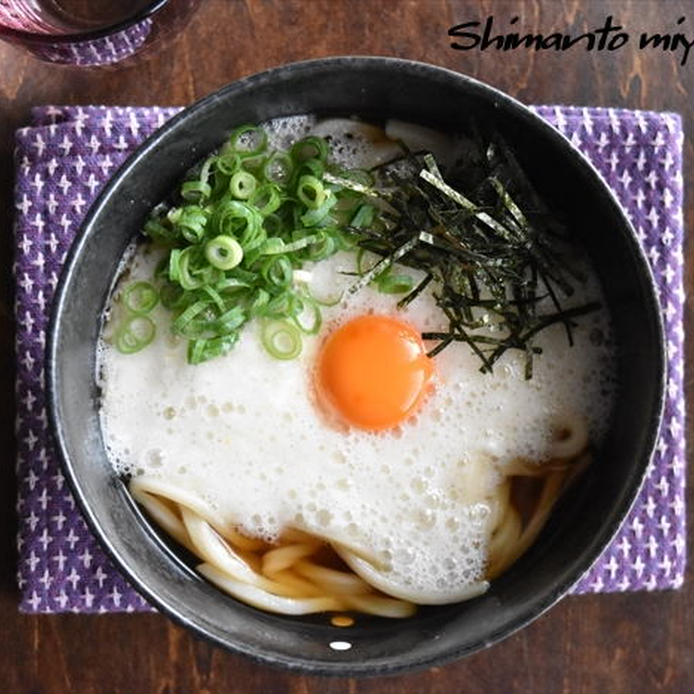 黒い器に盛り付けた山かけうどん