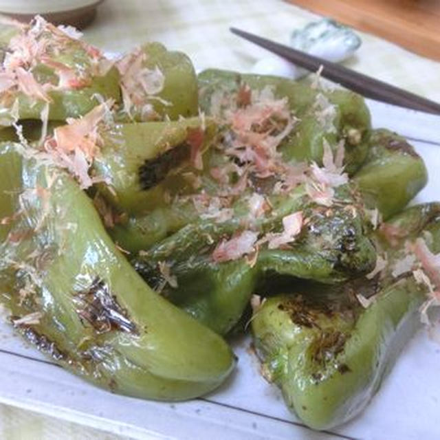 全部入れて煮るだけでうま味濃厚♪　丸ごとピーマンのだし醤油あぶら煮