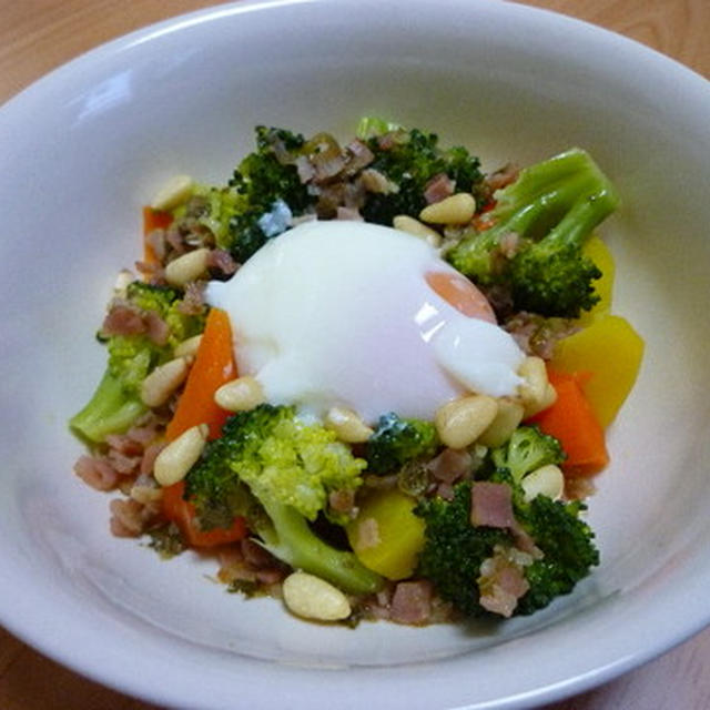 蒸し野菜の温玉サラダ