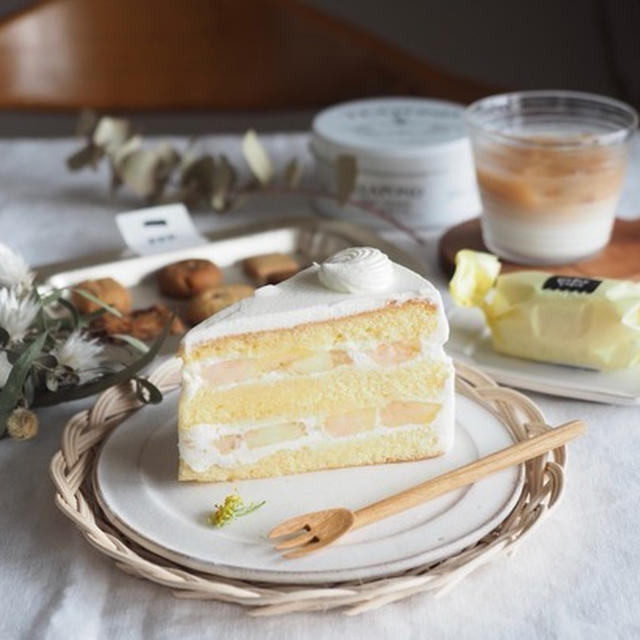 POMPONCAKESさんのさくらんぼパフェと桃のショートケーキとクッキーと籐皿と