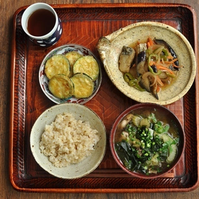 一汁二菜ごはん◆セロリ・牛肉・わかめなどのおみおつけ、ズッキーニのジョン、鰆の南蛮漬け