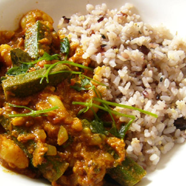 オクラとえびのトマトたっぷりカレー。
