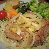 ＜不思議やわらか～オリーブオイルマリネステーキ（つぶ入りマスタード風味）＞スパイス大使