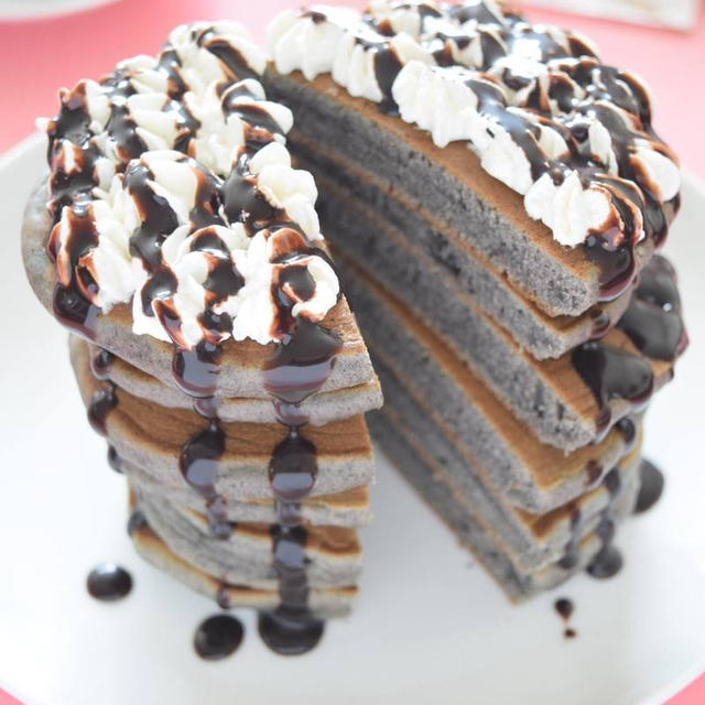 黒ごまパンケーキ　チョコレートソース　ハウス食品『黒ねり胡麻』レシピ