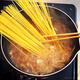 炒めた玉ねぎとスパゲティをコンソメスープ煮込むだけの「オニオングラタンス...