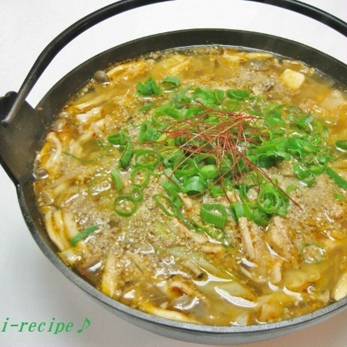 土鍋に入ったキャベツと豆腐のキャベツと豆腐の具材たっぷり坦々キムチスープ