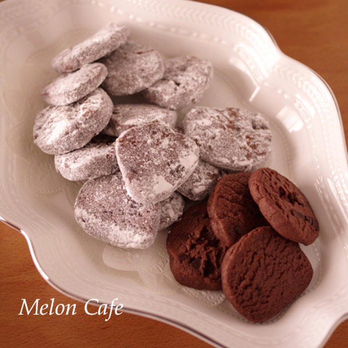 白い皿に盛られた、2種類のチョコレートチップ入りココアクッキー