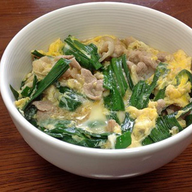 昼ご飯に「豚ニラ玉子とじ丼」
