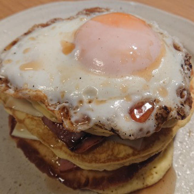 野郎飯流・ベーコンと目玉焼きのパンケーキサンド