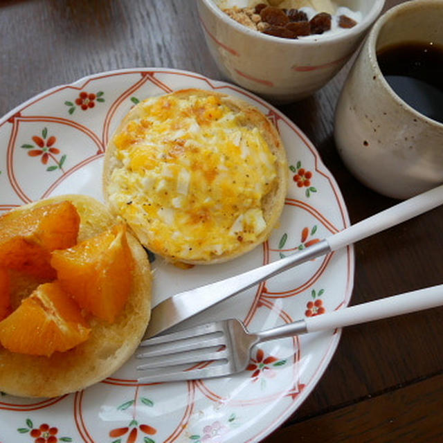 シナモンオレンジとたまごサラダのオープンサンドの朝ごはん