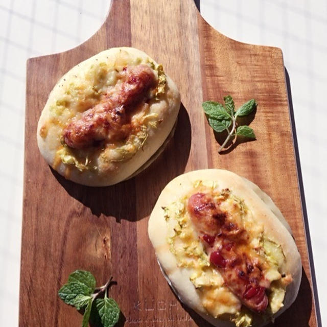 キャベツのホットサラダ作って。フォカッチャ生地でウィンナーパン。