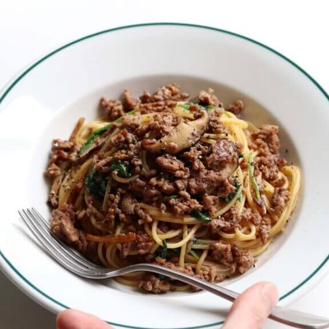 【10分で簡単】ほうれん草とひき肉の甘辛パスタのレシピ/作り方