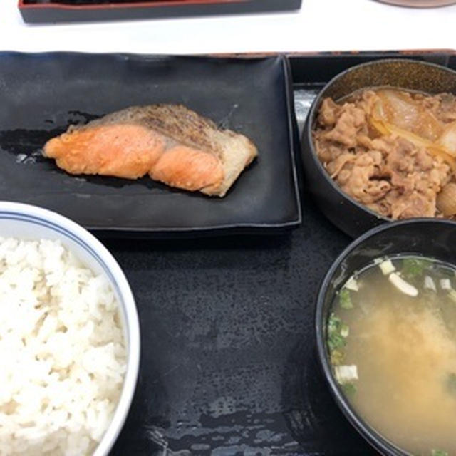 リハビリの前に朝ごはんに吉野家の「牛鮭定食」」