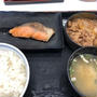 リハビリの前に朝ごはんに吉野家の「牛鮭定食」」