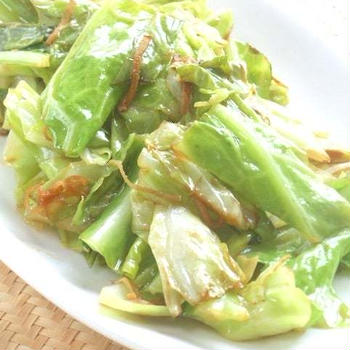サッと炒めて甘いのと、、爽やかな辛み！ごま油香る〜春キャベツの生姜炒め。