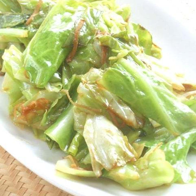 サッと炒めて甘いのと、、爽やかな辛み！ごま油香る〜春キャベツの生姜炒め。