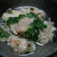 創味シャンタンでエビワンタン鍋
