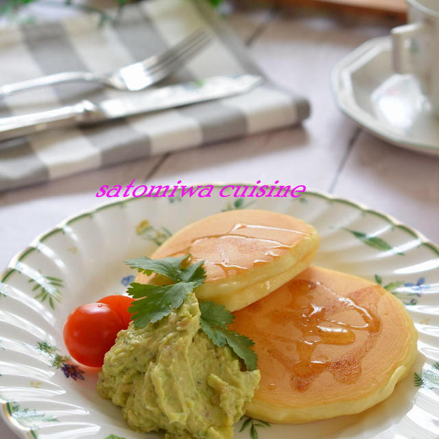 アボカド＆スモークサーモンディップで♪ふんわりお食事ホットケーキ♡
