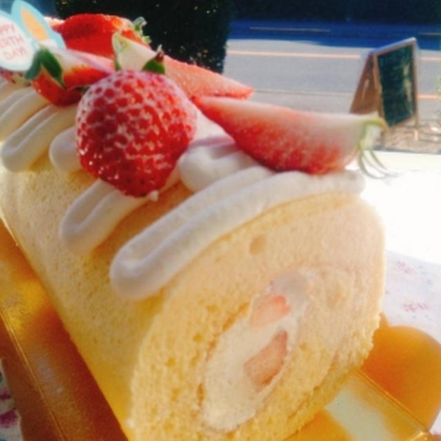 お誕生日ロールケーキは、イチゴたっぷりで♪