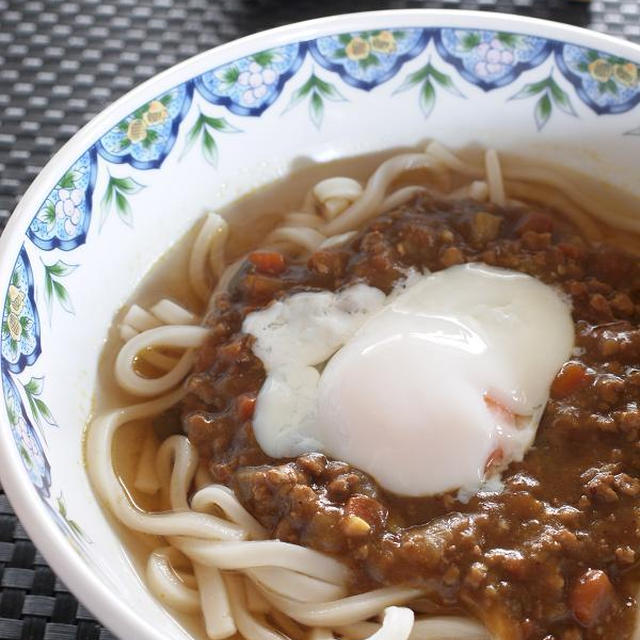 ＜茄子とトマトのキーマカレーうどん・温玉のせ＞