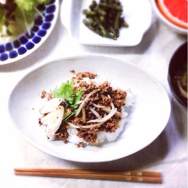 【 パパッと。もやしとひき肉の餡掛け丼 】