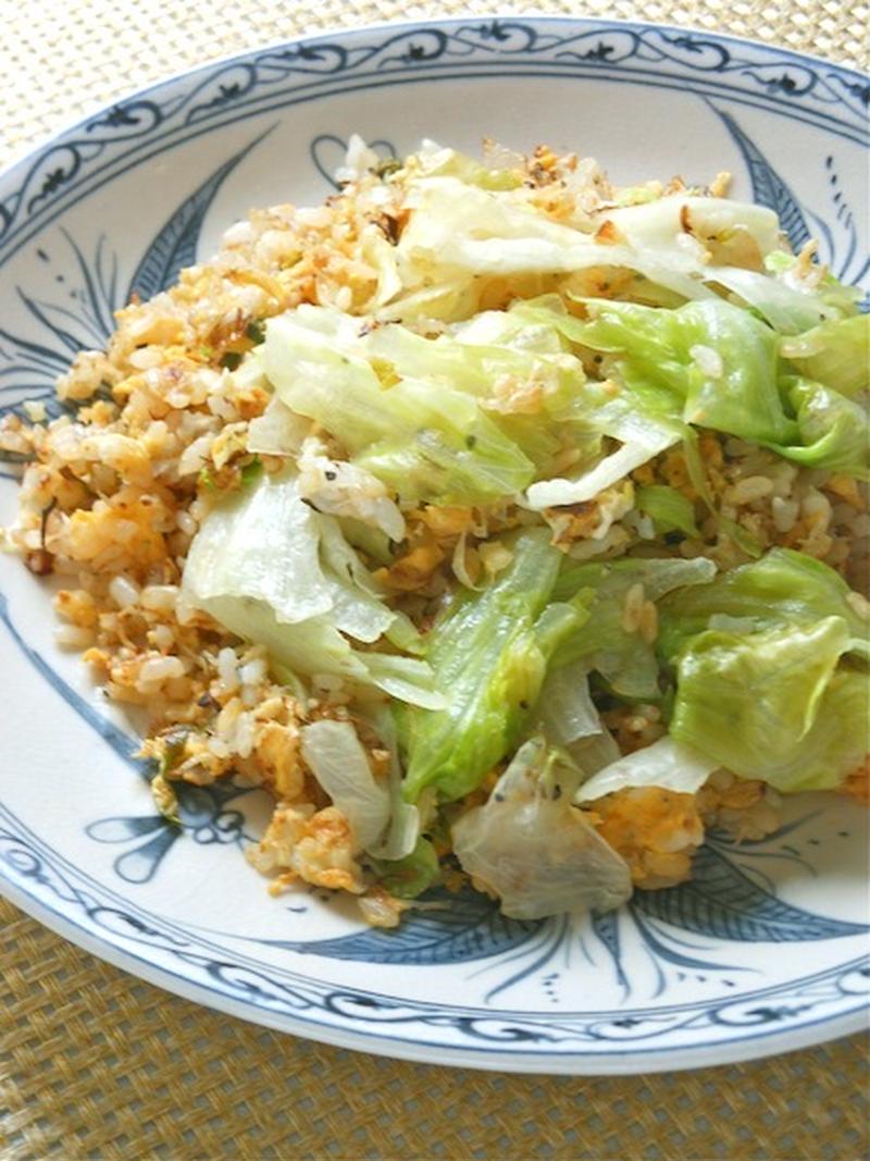 梅雨時の疲労回復元気ゴハン！ちりめんじゃこと長ネギの和風ガーリックレタス炒飯。