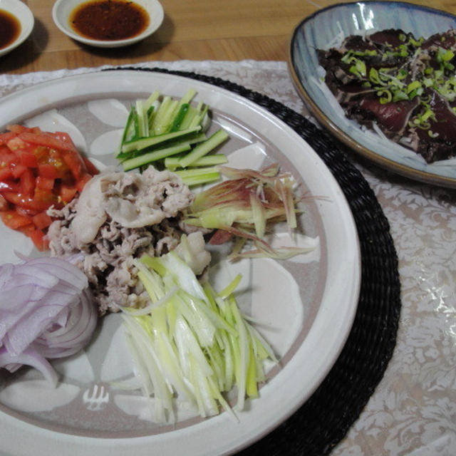 5種類の生野菜と豚肉のごまダレサラダ