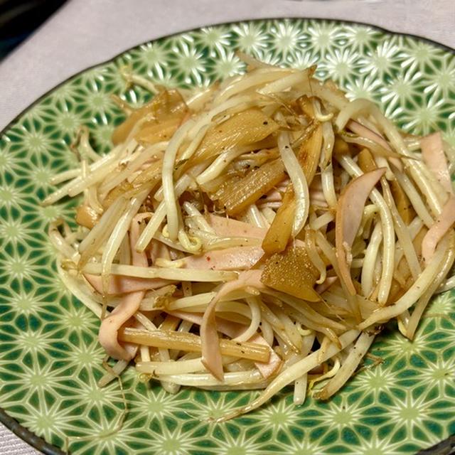 もやしとメンマとハムの黒胡椒炒め。コンビニに売ってる食材でできる超簡単で飲みたい時にすぐできるおつまみ。