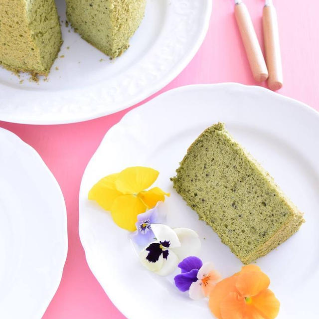 抹茶のシフォンケーキ　我が家の庭のパンジー付きです♪