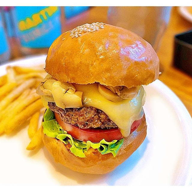 NY出身オーナーがこだわる本場の味！神楽坂「マティーニバーガー」ブルックリンバーガー