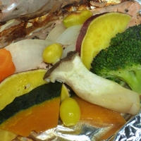 黒ホイルで秋鮭と野菜の包み焼き