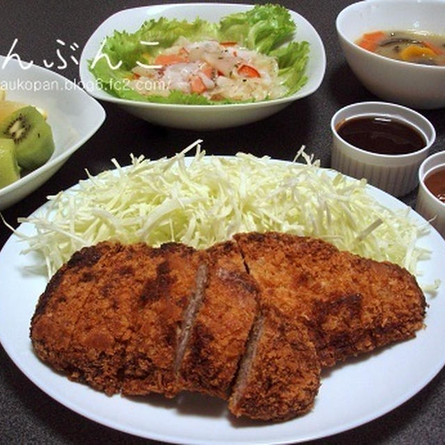 料理においしい魔法をかけるソースがある食卓