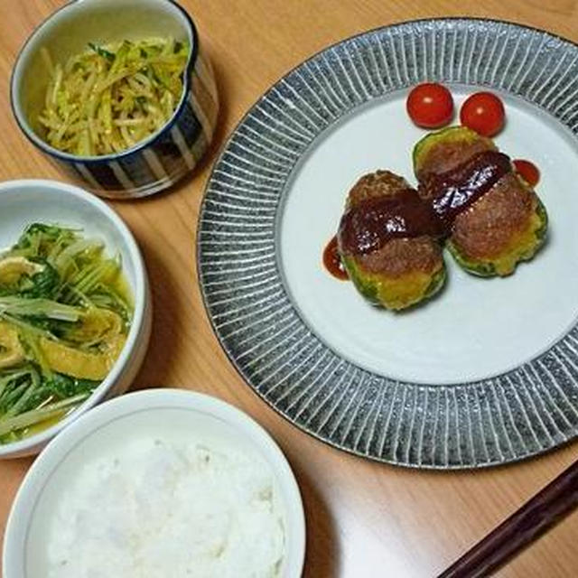 肉詰めピーマンの晩ご飯と、レシピ本２冊。