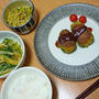 肉詰めピーマンの晩ご飯と、レシピ本２冊。