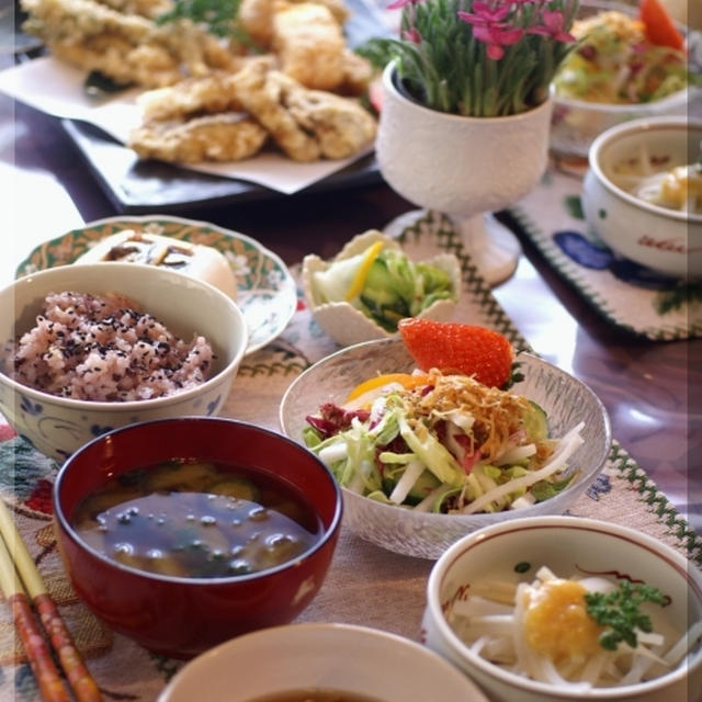 《オーガニックな朝ご飯》土鍋ストーブ炊きの古代米／ウドの酢味噌／旬の天麩羅など。