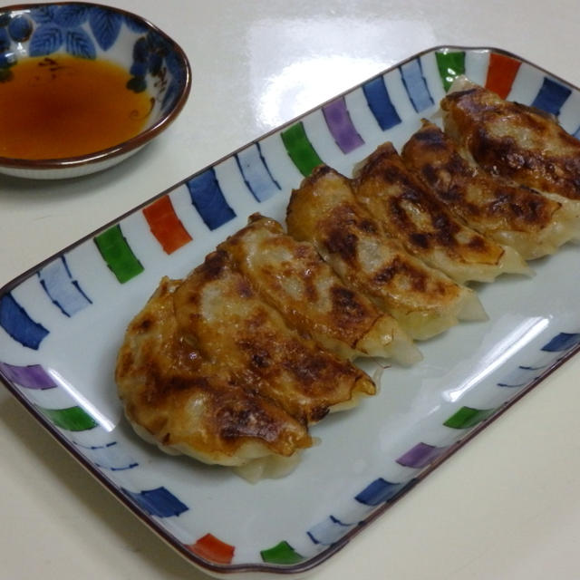 カレー風味の餃子と豆苗の和え物