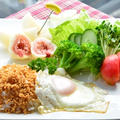 「目玉焼きのっけ鶏そぼろご飯」とフレッシュ野菜・果物のワンプレート朝ご飯