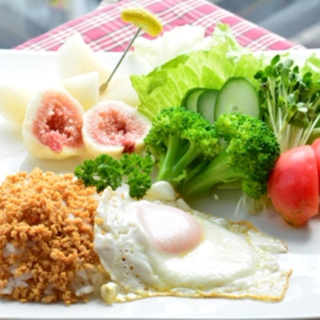 「目玉焼きのっけ鶏そぼろご飯」とフレッシュ野菜・果物のワンプレート朝ご飯