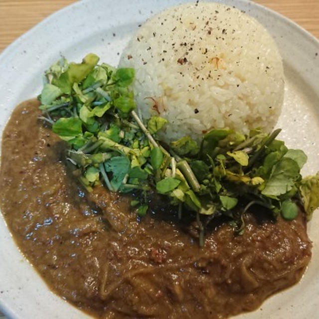 玉葱とコンビーフのカレーにサフランライス