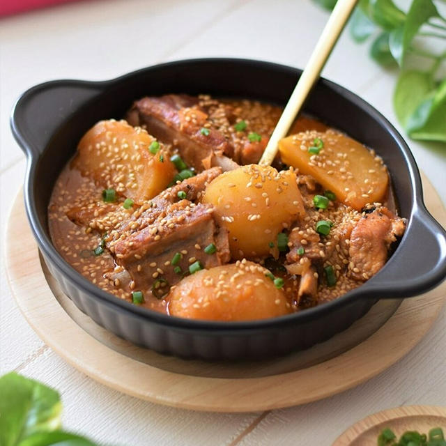 【韓国料理】ピリ辛でコク旨！『カムジャタン』豚スペアリブ＆じゃがいもで作るスタミナ料理♪